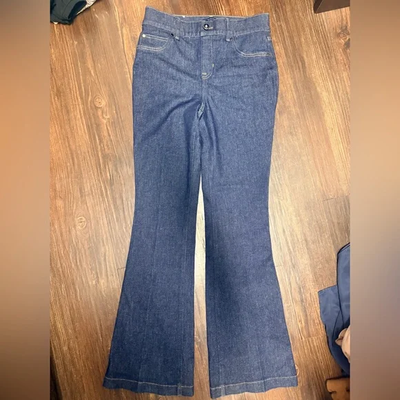[NWOT] $168 SPANX Shape Original EveryWear
Flare Jeans in Indigo. Size Small - Picture 6 of 7